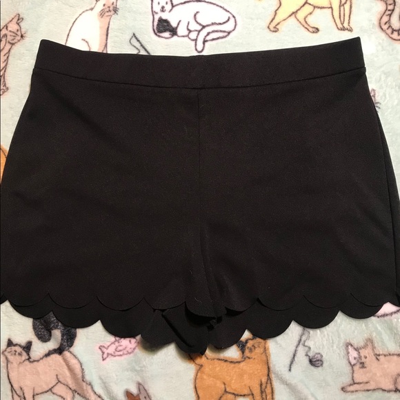 Express Scallop Hem Shorts EUC - Picture 3 of 8